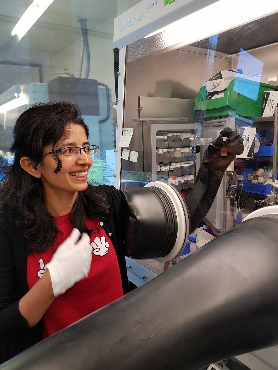 Eine Frau mit einer chemischen Probe